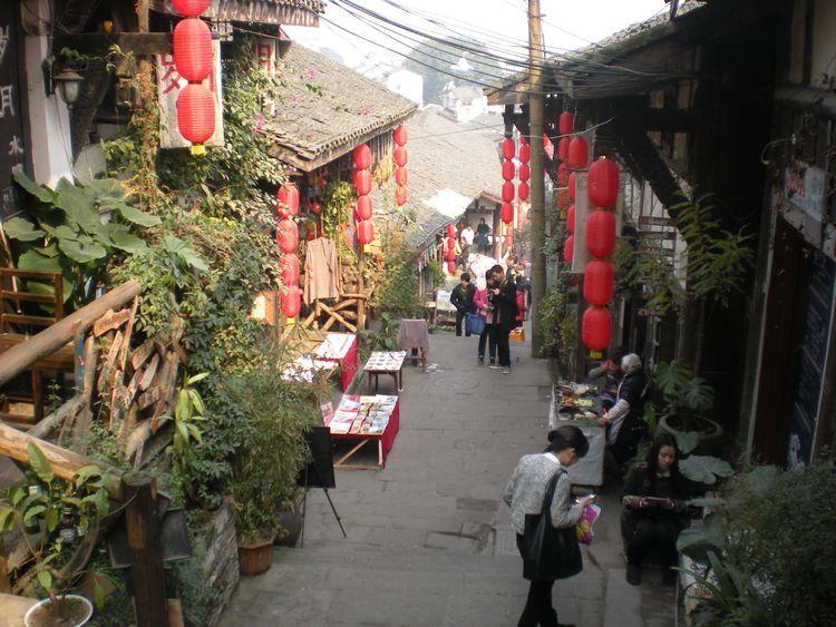 分析解答题：老师带着几个同学在做花，老师做了21朵，同学平均每人做了5朵。如果师生合起来算，正好平游戏画面